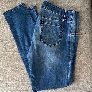 Ingrid & Isabel. Size 8 maternity jeggings.